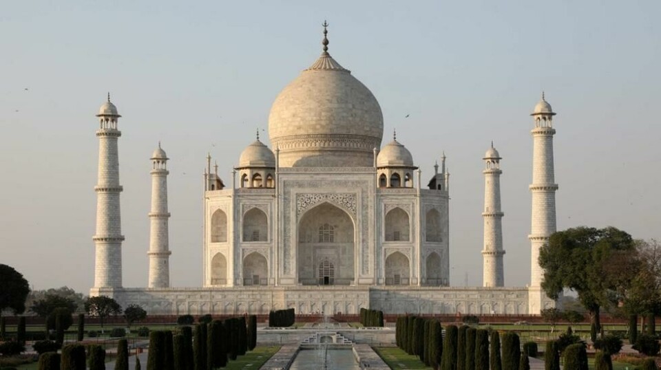 Indiske myndigheter leter etter internasjonal ekspertise for å forhindre at Taj Mahal bytter farge. Foto: AP / NTB scanpix.