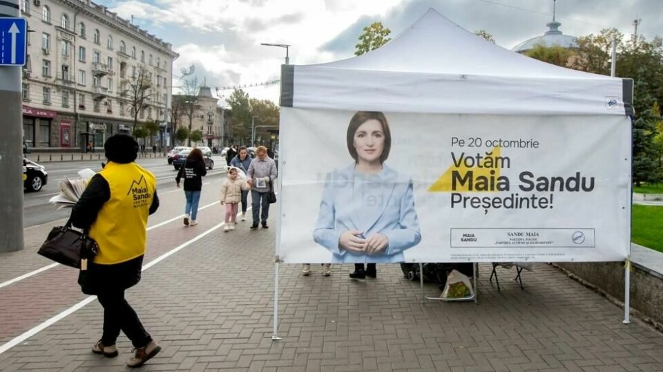Frivillige deler ut valgbrosjyrer i Moldovas hovedstad Chisinau 16. oktober i år. Søndag går moldoverne til urnene og skal stemme både om president og om et mulig medlemskap i EU.