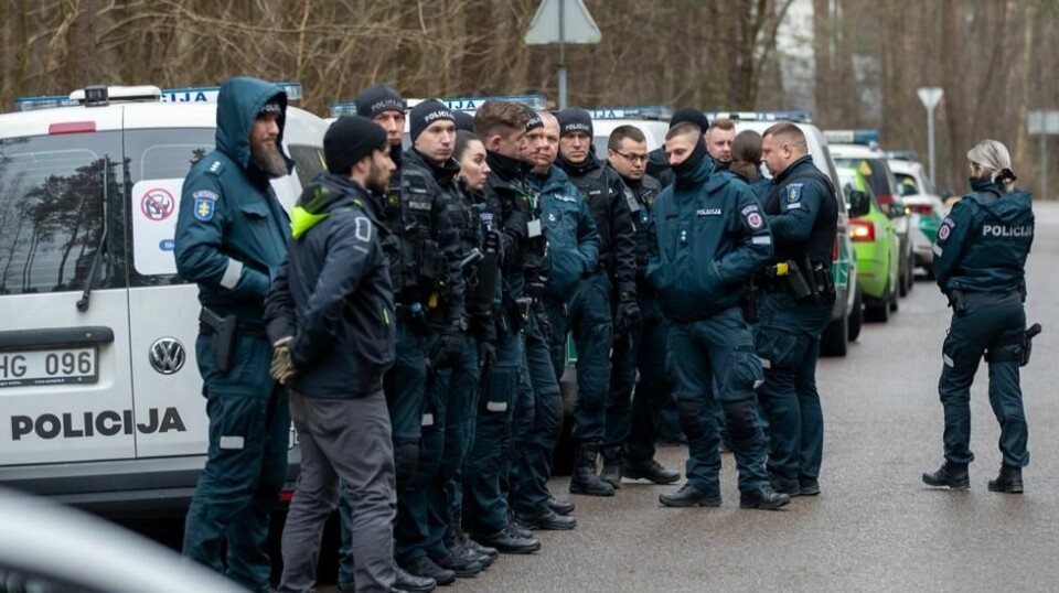 Litauisk politi patruljerte onsdag formiddag i området nær huset til Leonid Volkov, som ble angrepet med hammer utenfor hjemmet sitt tirsdag. Foto: Mindaugas Kulbis / AP / NTB