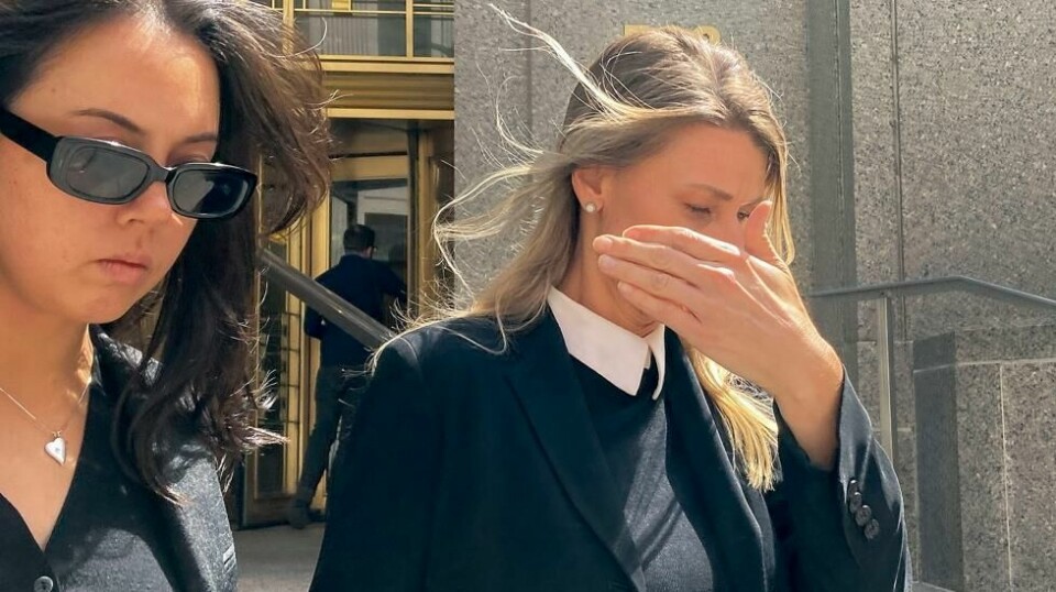 Aimee Harris, til høyre, forlater Manhattans føderale domstol, tirsdag 9. april 2024 i New York.