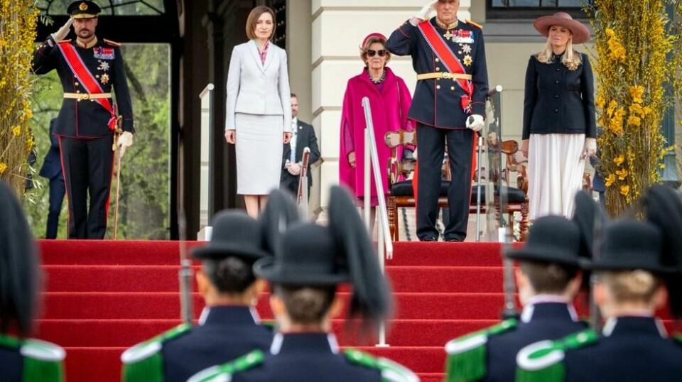 Den moldovske presidenten Maia Sandu ble mandag ønsket velkommen til Norge på Slottsplassen. Her sammen med kronprins Haakon (t.v.), dronning Sonja, kong Harald og kronprinsesse Mette-Marit. Foto: Heiko Junge / NTB