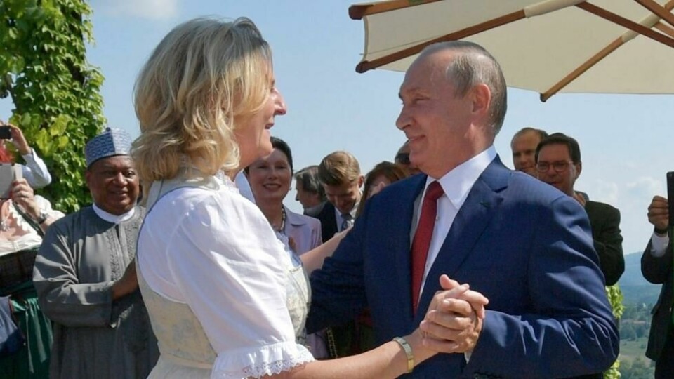 Arkiv: Kneissl og Putin danset sammen i Kneissls bryllup. Arkiv: Kneissl og Putin danset sammen i Kneissls bryllup. Foto: Alexei Druzhinin, Sputnik, Kremlin Pool Photo via AP / NTB
