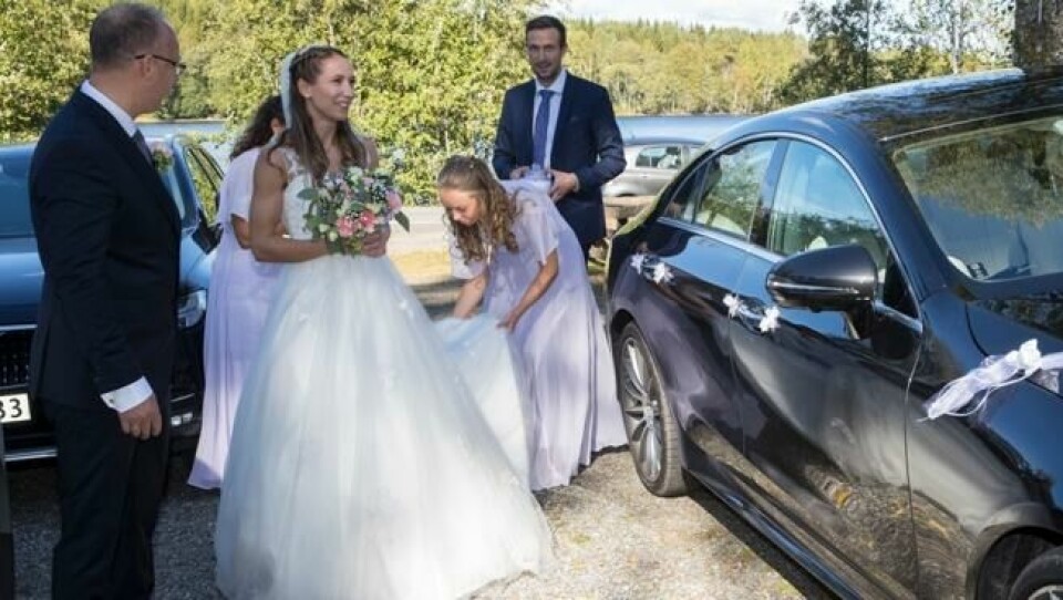 Aurskog 20180915. Astrid Mangen Cederkvist retter på brudekjolen på vei inn til i Mangen kapell sammen med sin far Haakon. Aurskog 20180915. Astrid Mangen Cederkvist retter på brudekjolen på vei inn til i Mangen kapell sammen med sin far Haakon. Foto: Vidar Ruud / NTB scanpix Foto: Vidar Ruud / NTB scanpix