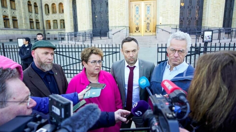 Geir-Asbjørn Jørgensen (R), Olaug Bollestad (KrF), Torgeir Knag Fylkesnes (SV) og Rasmus Hansson (MDG) utenfor Stortinget. Bønder fra hele landet har slått opp telt utenfor Stortinget for å demonstrere før det skal stemmes over den omstridte inntektsberegningen for landbruket i Stortingssalen torsdag. Foto: Heiko Junge / NTB