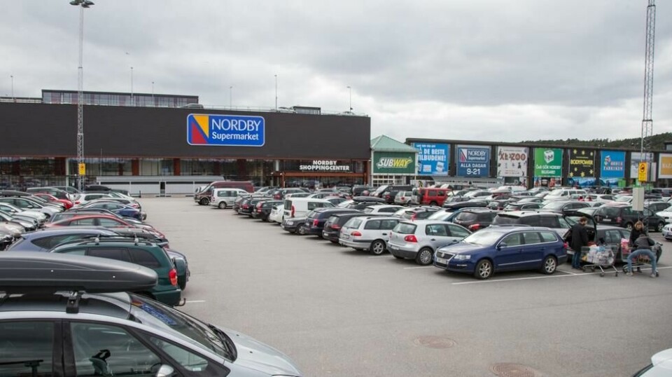Nordmenn benytter seg av lave priser og stort utvalg av mat og varer i Sverige.