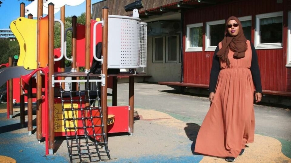 Mona Aden Barre (34) er aleneforsørger for tre barn og har ingen jobb. Hun bruker mye energi på å få økonomien til å gå rundt. Foto: Vilde Blix Huseby