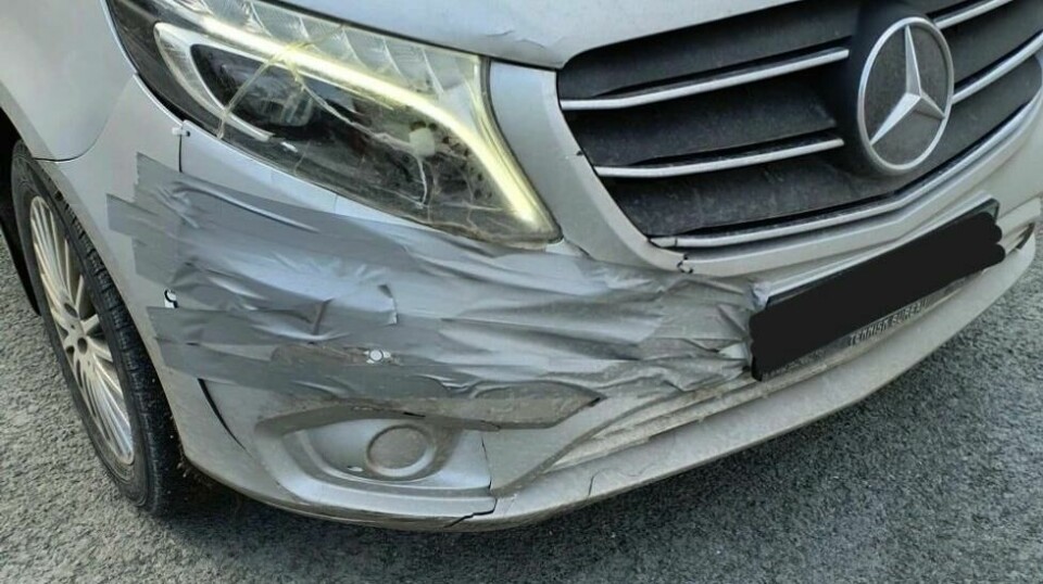 Det er ikke ulovlig å teipe bilen sin, men i dette tilfellet reagerte kontrollørene fra Vegvesenet. Foto: Statens vegvesen