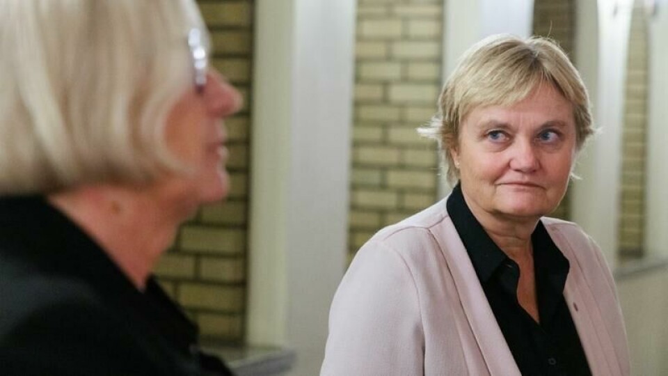 Rigmor Aasrud, parlamentarisk leder (Ap), her sammen med Sps Marit Arnstad, sier hun har tillit til Støre.