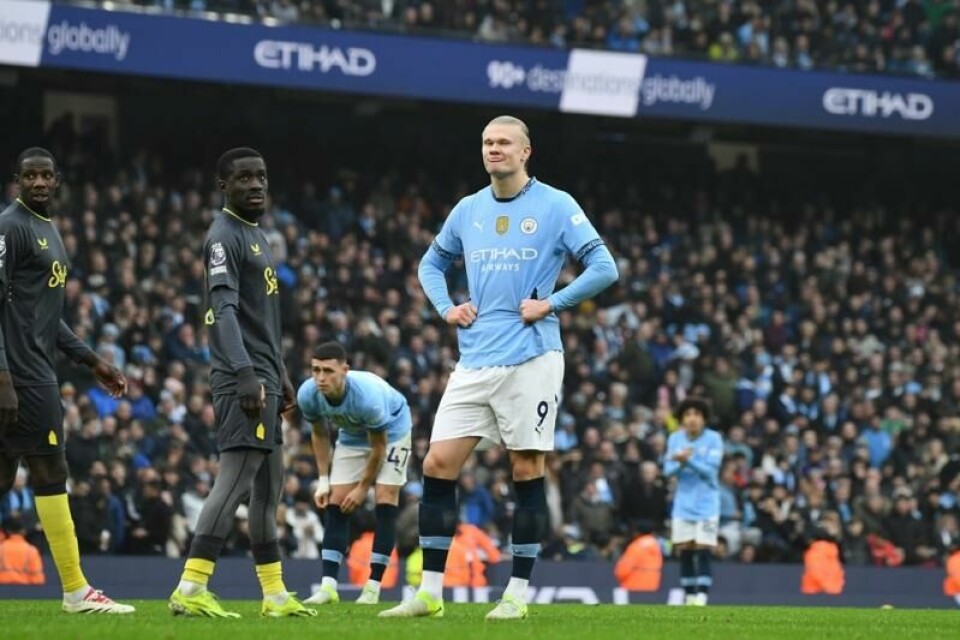 Erling Braut Haaland deppet etter å ha bommet på straffespark mot Everton.