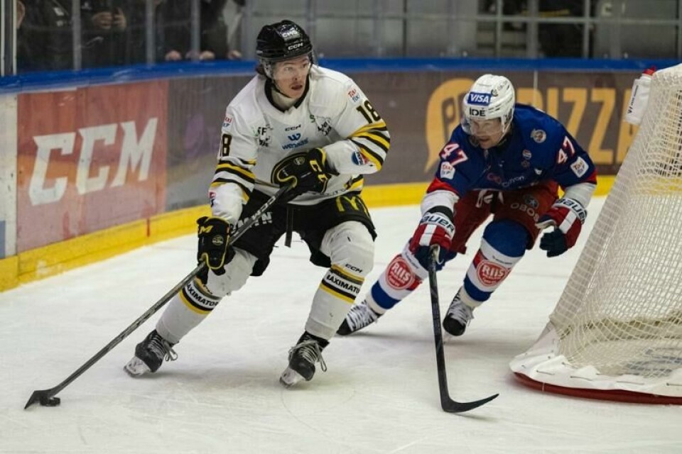 Stavanger Oilers' Martin Gran scoret det fjerde målet til hjemmelaget mot Vålerenga. Her er han i duell med Alexander Bonsaksen da lagene møttes i november.