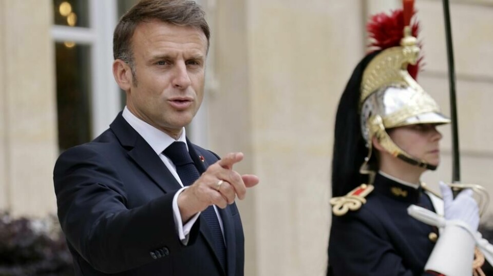 Frankrikes president Emmanuel Macron lover velgerne at han fortsetter som president perioden ut, uansett hvordan det går ved valget. Foto: Andre Pain / AP / NTB