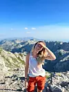 Nejra Macic på toppen av Zelena Glava, et fjell utenfor Mostar i Bosnia som strekker seg 2.155 meter over havet. Foto: Privat