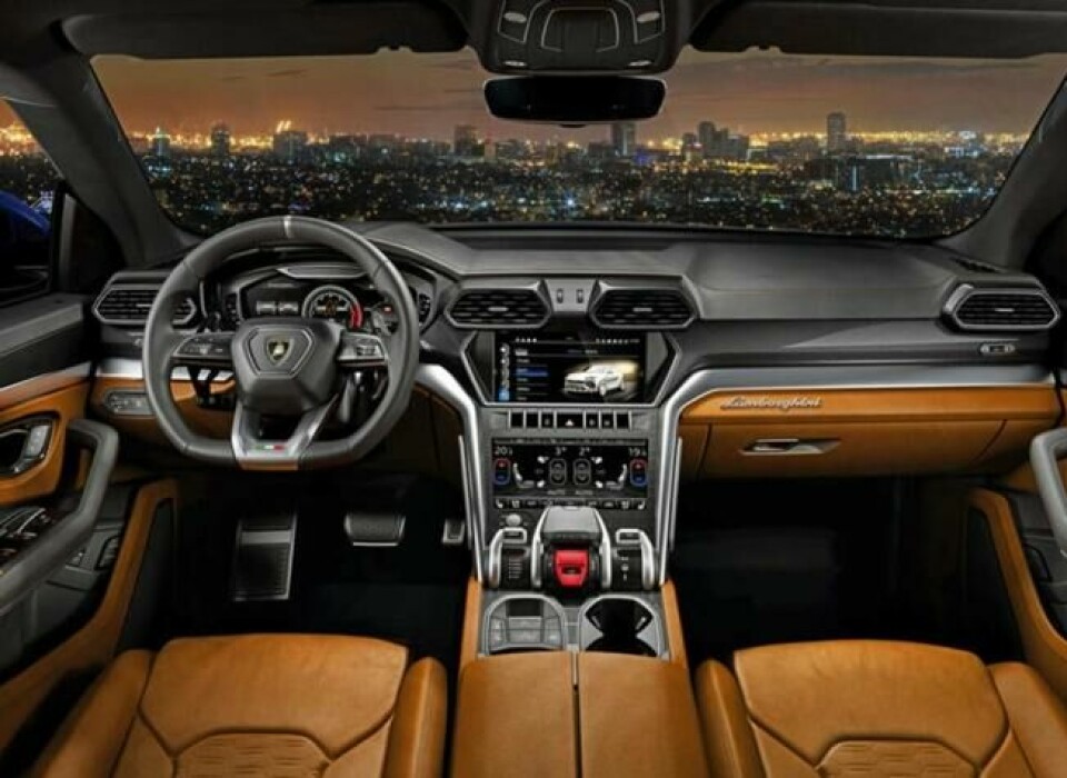 Slik er interiøret i Lamborghini Urus. Ikke vanskelig å kjenne igjen designet fra de andre modellene i Lamborghini-stallen. Slik er interiøret i Lamborghini Urus. Ikke vanskelig å kjenne igjen designet fra de andre modellene i Lamborghini-stallen.