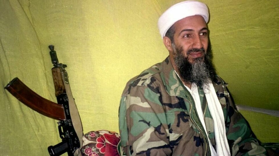 På dette arkivbildet fra 24. desember 1998 snakker al-Qaida-leder Osama bin Laden til en utvalgt gruppe journalister i fjellene i Helmand-provinsen sør i Afghanistan. Illustrasjonsfoto.