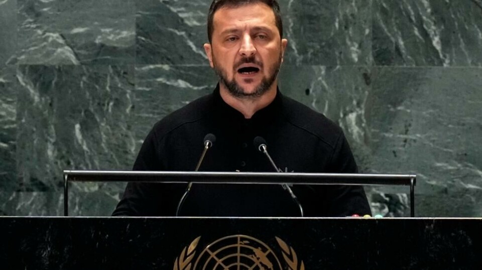 Ukrainas president Volodymyr Zelenskyj hevdet i FNs hovedforsamling at Russland planlegger angrep mot ukrainske atomkraftanlegg. Foto: Richard Drew / AP / NTB