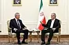 Sergej Sjojgu i samtale med Irans president Masoud Pezeshkian i Tehran mandag. Foto: Irans presidentkontor / Reuters / NTB
