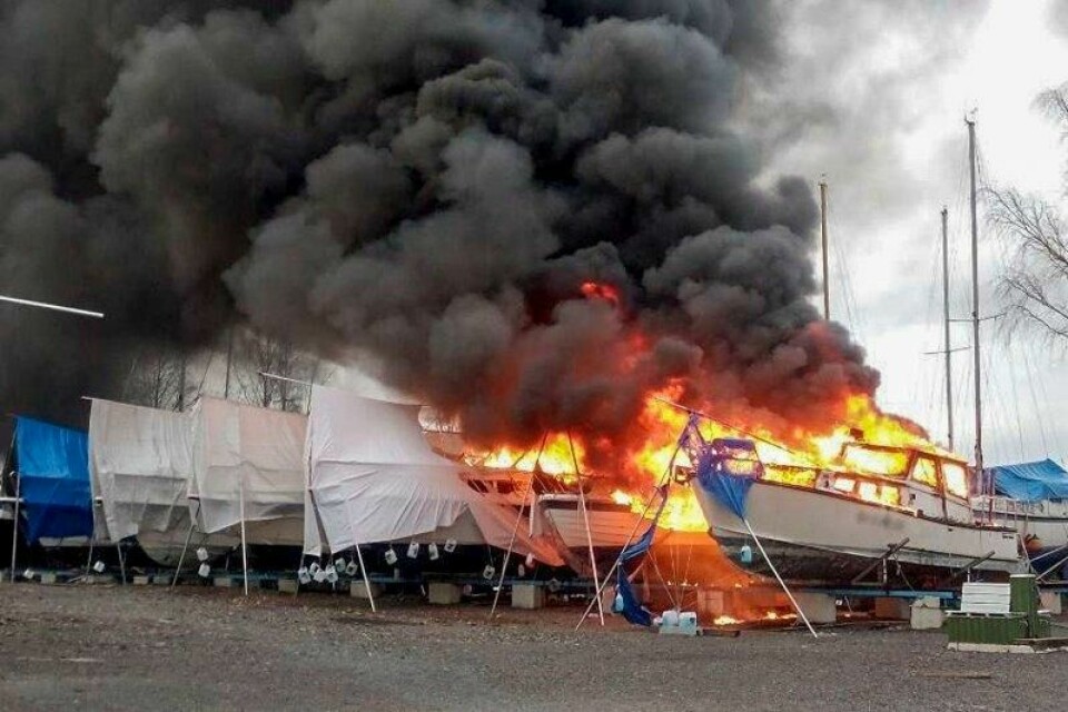 Det var åpne flammer fra båtene.