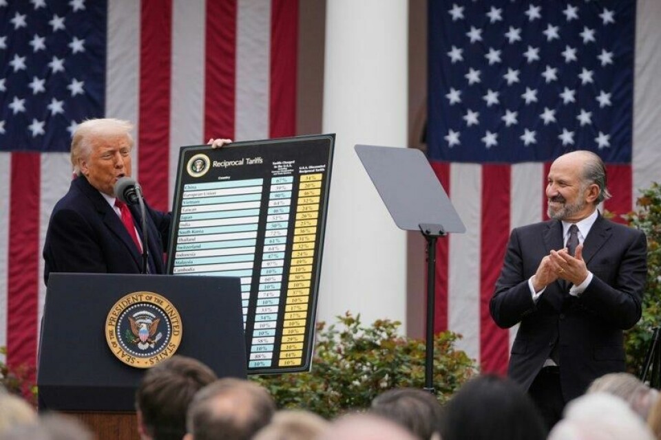 Næringsminister Howard Lutnick klapper mens Donald Trump onsdag viser fram den lange listen over land hvis varer vil bli underlagt nye amerikanske tollsatser.
