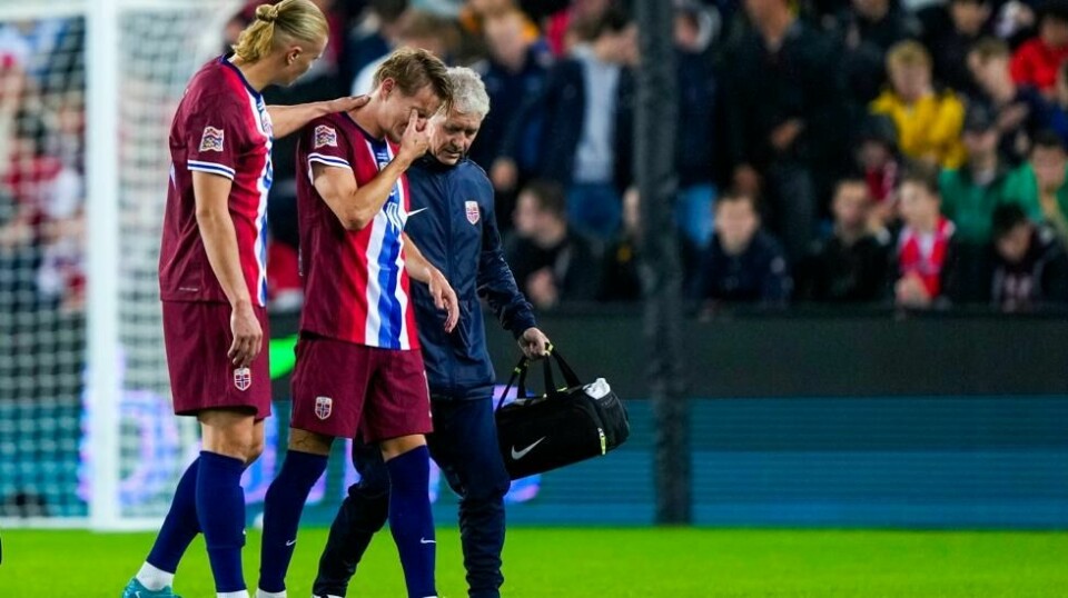 Fotball, Nations League: Norge - ØsterrikeOslo 20240909. Martin Ødegaard hjelpes av banen etter overtråkk under fotballkampen i Nations League mellom Norge og Østerrike på Ullevaal Stadion. Foto: Fredrik Varfjell / NTB