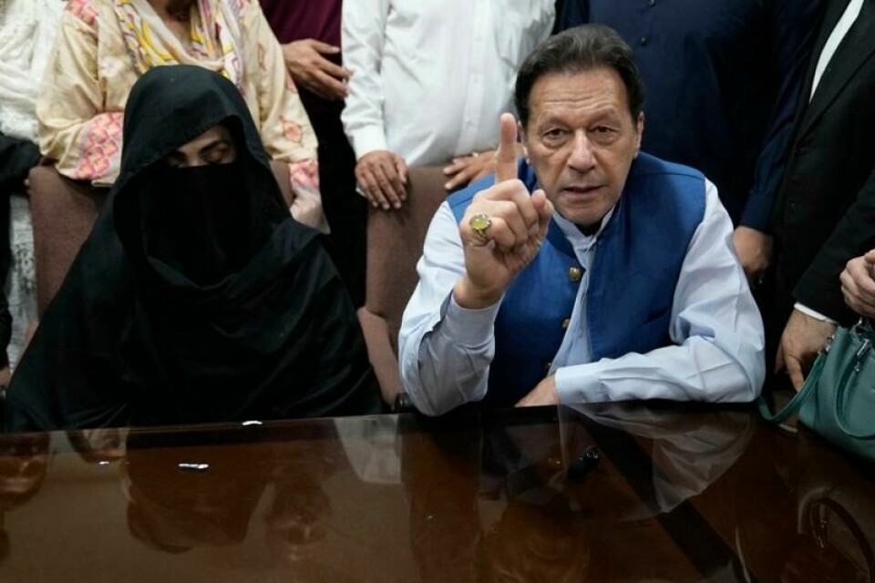 Pakistans tidligere statsminister Imran Khan og kona Bushra Bibi under en pressekonferanse i 2023.