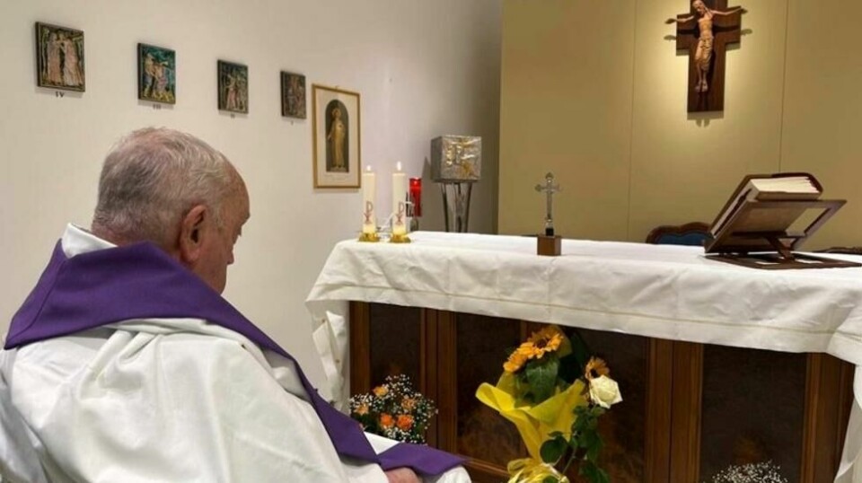 Pave Frans holder messe i kapellet på sykehuset Agostino Gemelli i Roma søndag. Bildet er det første som Vatikanet har offentliggjort på over en måned.