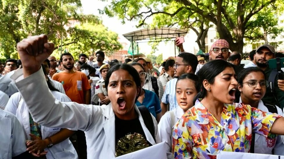 Voldtekten og drapet på en kvinnelig turnuslege i Kolkata har utløst store protester i India. Lørdag streiker 1 million leger og helsepersonell i landet. Foto: Manish Swarup / AP / NTB