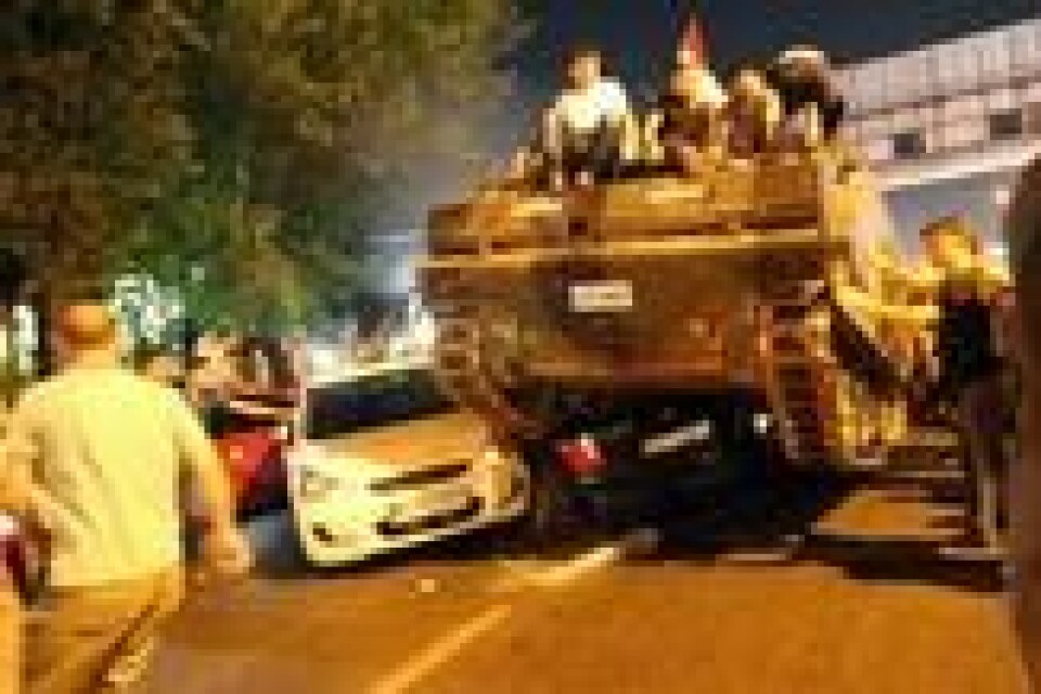Stridsvogn kjører over biler i Istanbul 16. juli 2016, under kuppforsøket i Tyrkia. Scanpix/EPA/TOLGA BOZOGLU. Stridsvogn kjører over biler i Istanbul 16. juli 2016, under kuppforsøket i Tyrkia. Scanpix/EPA/TOLGA BOZOGLU.