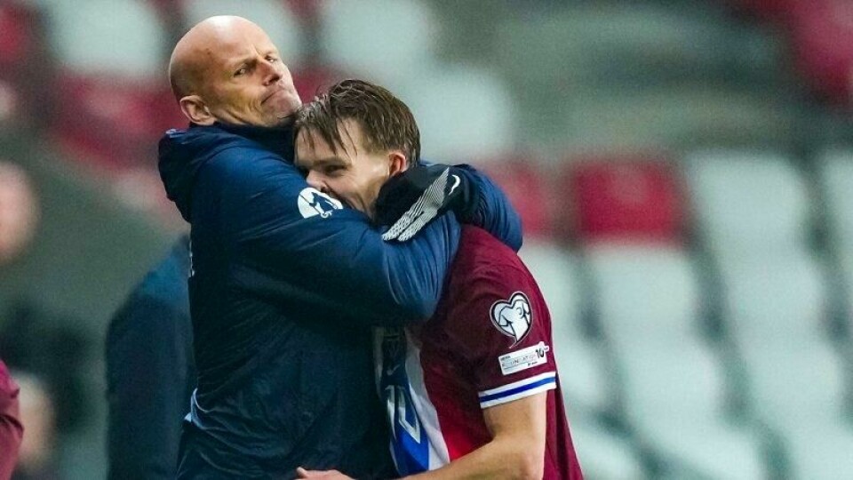 Ståle Solbakken omfavner Martin Ødegaard etter kapteinens storspill i 4-2-seieren over Israel.