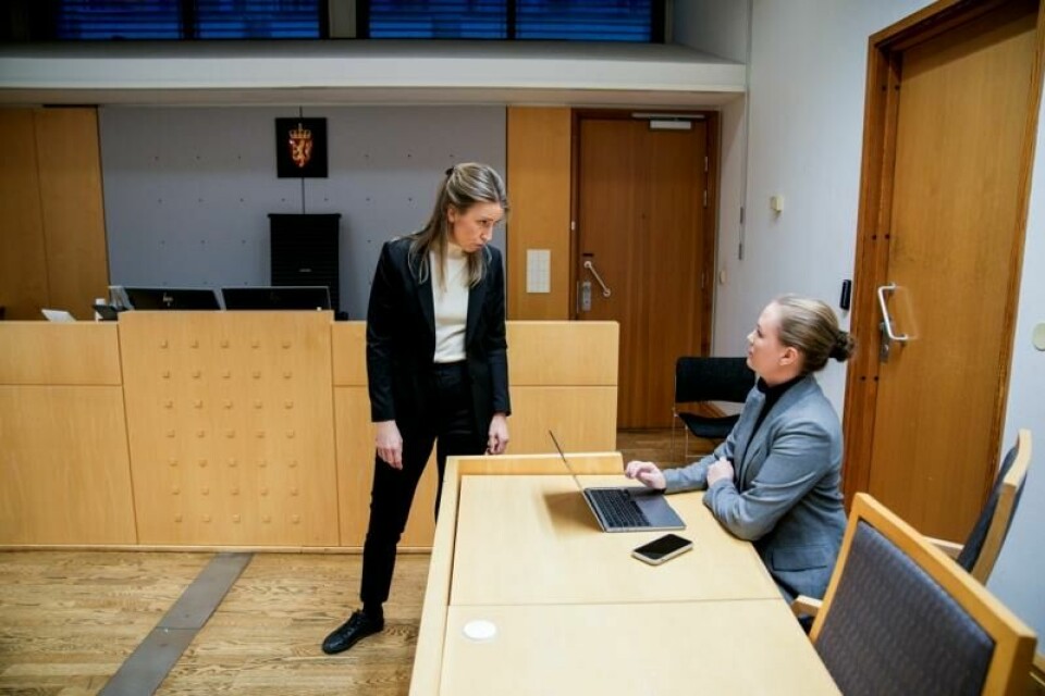 Politiadvokat Marthe Stømner Smestad og advokatfullmektig Nora Ekrem i Oslo tingrett under fengslingsmøtet til den ansatte i Kirkens Nødhjelp som er siktet for grov korrupsjon av bistandsmidler.