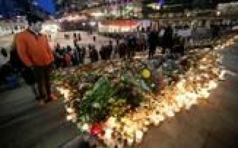 Blomsterhavet utenfor Sergels Torg vokser etter terrorangrepet forrige fredag. Blomsterhavet utenfor Sergels Torg vokser etter terrorangrepet forrige fredag. Foto: Markus Schreiber / AP