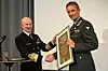 FIKK PRIS: I 2014 fikk Eirik Kristoffersen Forsvarets likestillingspris av forsvarssjef Haakon Bruun-Hanssen. Foto: Forsvaret
