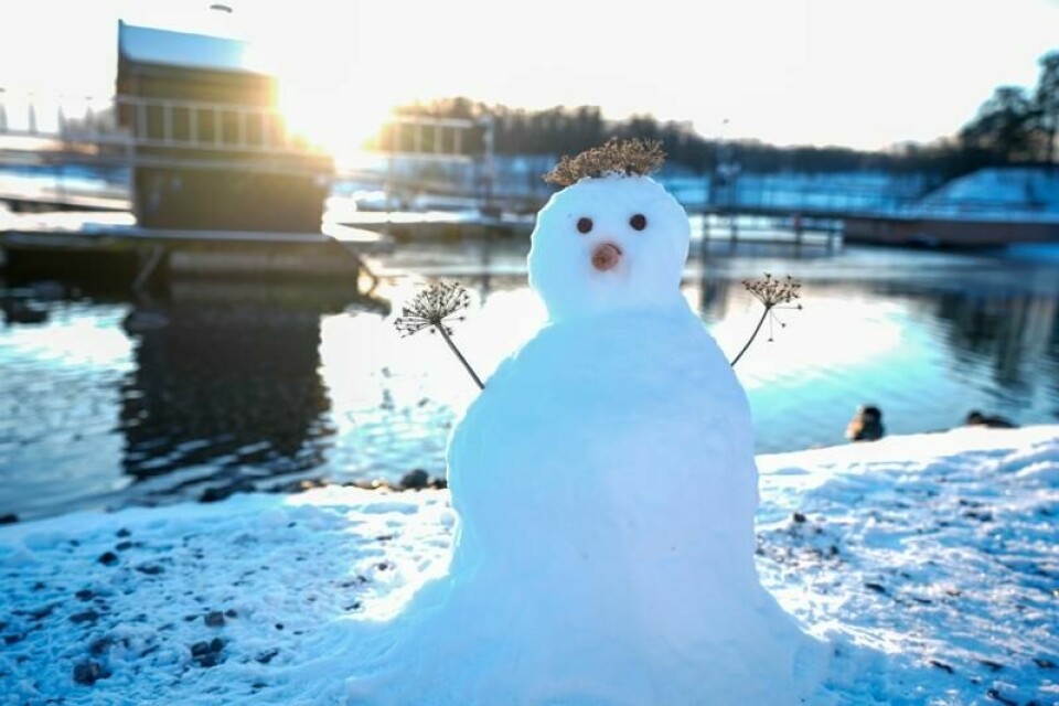 Sør-Norge kan se fram til sol i løpet av helgen. Med snøen som ligger igjen etter mandagen, kan man fortsatt lage snømenn av. Sør-Norge kan se fram til sol i løpet av helgen. Med snøen som ligger igjen etter mandagen, kan man fortsatt lage snømenn av. Foto: Lise Åserud / NTB