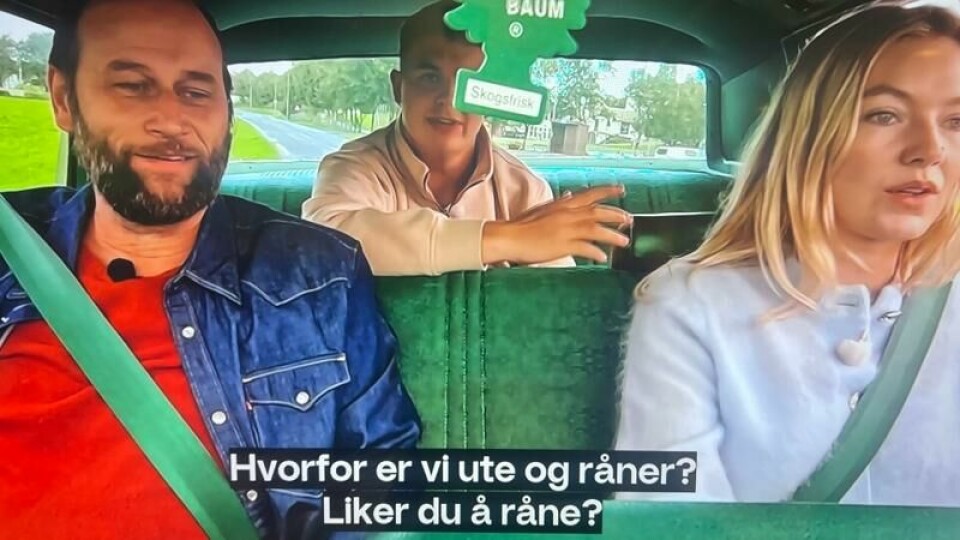 God stemning og fullt fokus når Stein Torleif Bjella øvelseskjører med Astrid S. Bare speilet mangler. God stemning og fullt fokus når Stein Torleif Bjella øvelseskjører med Astrid S. Bare speilet mangler. Foto: TV 2