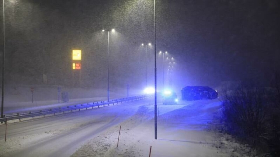 I Lillesand snør og blåser det mandag morgen. Store snømengder i Oslo kan skape utfordringer i trafikken når uværet er ventet mandag. Bildet er fra januar i fjor, da det også var utfordr... E18 ved Lillesand holder politi orden etter et kjøretøy har veltet mens det snør og blåser kraftig på stedet.