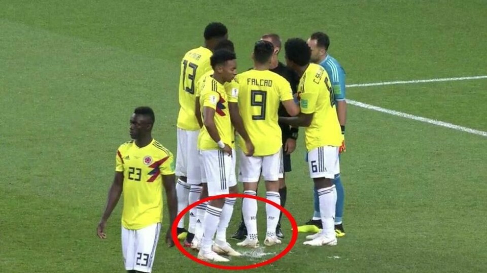 Colombianeren Johan Mojica tyr til skitne triks, og sparker løs på straffemerket i et forsøk på å hindre England til å gå opp til 1-0-ledelse på straffe.