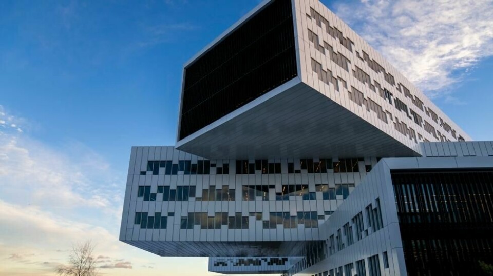Equinor har opprettet en pårørendetelefon på 800 500 20 og har i samarbeid med politiet bidratt til å etablere et pårørendesenter på Scandic Kokstad i Bergen. Her er Equinor-bygget på Fornebu.