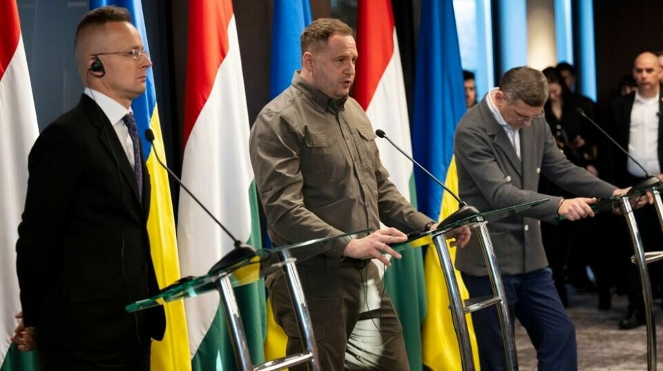 Ungarns utenriksminister Peter Szijjarto (t.v.), Andrij Jermak ved det ukrainske presidentkontoret og den ukrainske utenriksministeren Dmytro Kuleba på en pressekonferanse nær byen Uzjhorod i Ukraina mandag. Foto: Denes Erdos / AP / NTB