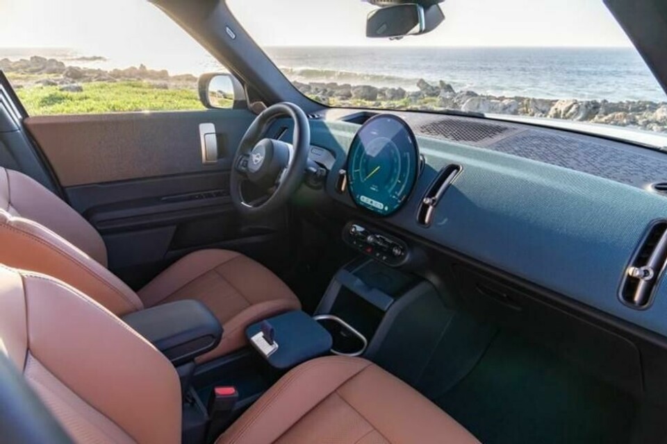 Mini Countryman har et glimrende interiør der du sitter godt og kan more deg over de mange detaljene. Mini Countryman har et glimrende interiør der du sitter godt og kan more deg over de mange detaljene. Foto: Bernhard Filser