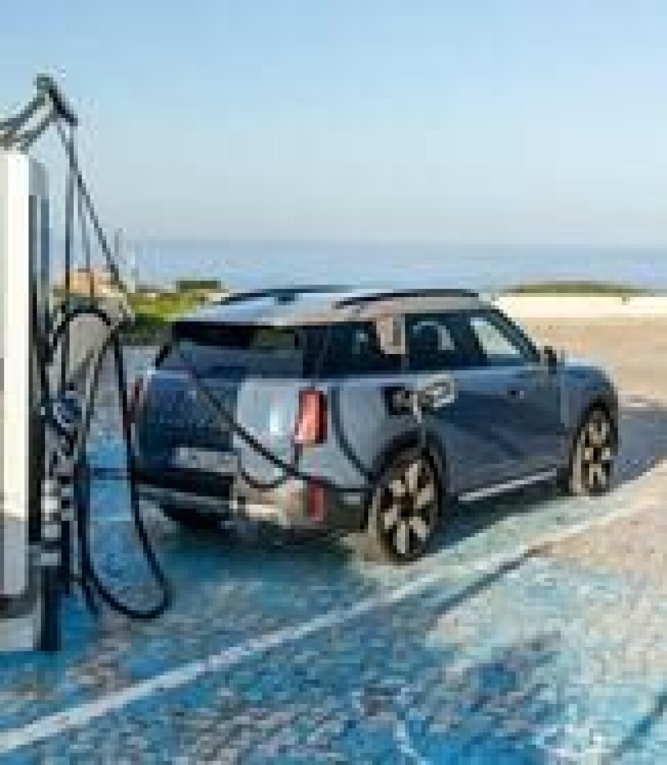 Mini Countryman lader med effekt på 130 kW. Den burde ladet kjappere. Mini Countryman lader med effekt på 130 kW. Den burde ladet kjappere. Foto: Bernhard Filser
