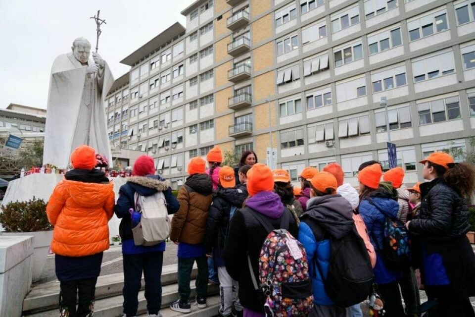En skoleklasse ba onsdag for pave Frans utenfor Gemelli-sykehuset i Roma der han er innlagt.