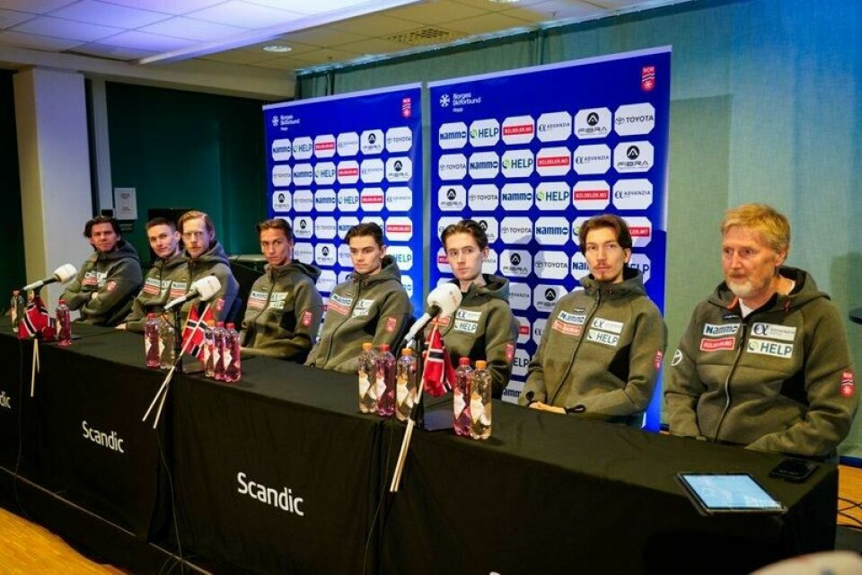 De seks norske VM-hopperne møtte pressen fredag formiddag. Fire av dem skal i aksjon i helgens konkurranse i normalbakken. De seks norske VM-hopperne møtte pressen fredag formiddag. Fire av dem skal i aksjon i helgens konkurranse i normalbakken. Foto: Gorm Kallestad / NTB