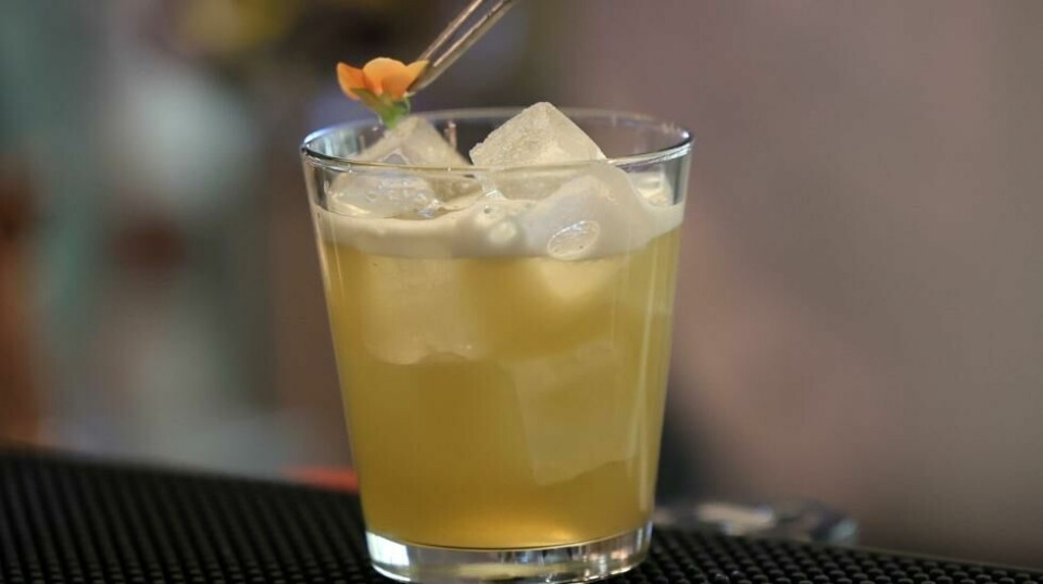 Den libanesiske bartenderen Hadi Ghassan forbereder en drink på en pop-up-bar som tilbyr alkoholfrie bellinis og spritzes servert i avkjølte cocktailglass, i Riyadh 23. januar 2024.