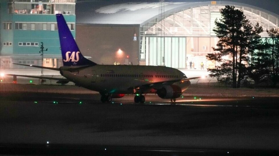 Det medisinske evakueringsflyet med kongen om bord ankom Oslo lufthavn like før klokken 23 søndag. Det er Forsvaret som har stått for den praktiske tilretteleggingen av kongens hjemreise. Foto: Javad Parsa / NTB