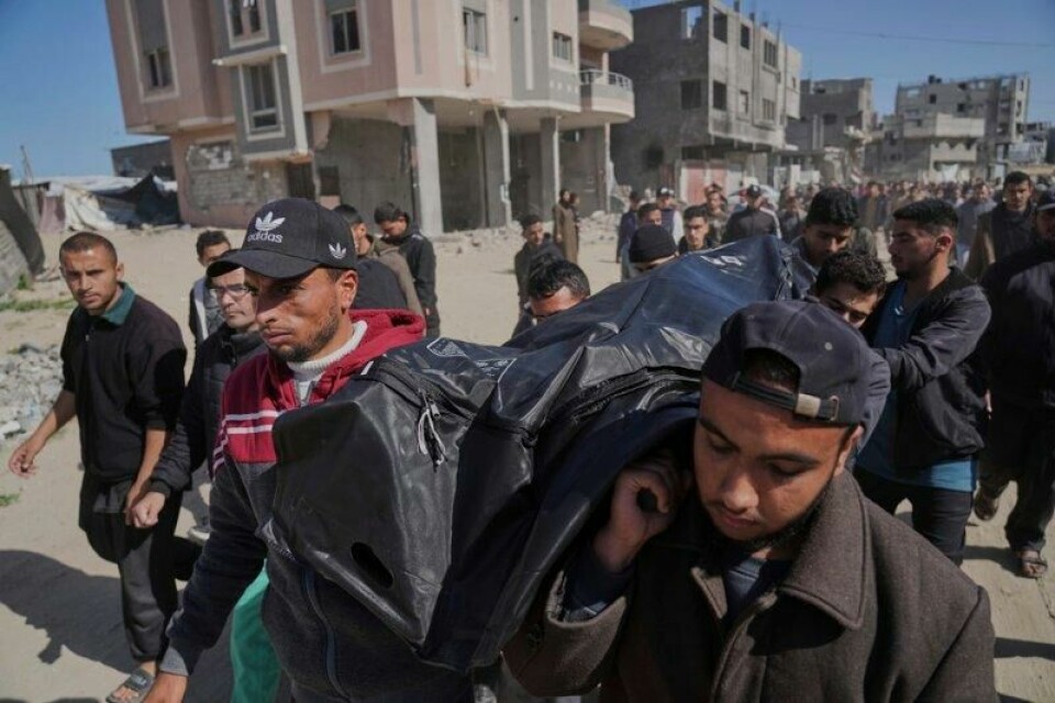 11 av de 20 medlemmene av Hamas-bevegelsens politiske ledelse i Gaza er drept i israelske angrep siden oktober 2023. Her bæres Ismail Barhoum til graven i Khan Younis mandag denne uka.