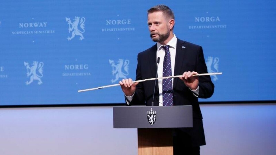 Bent Høie bretter sammen tommestokken under en pressekonferanse om koronasituasjonen. Bent Høie bretter sammen tommestokken under en pressekonferanse om koronasituasjonen. Foto: Javad Parsa / NTB