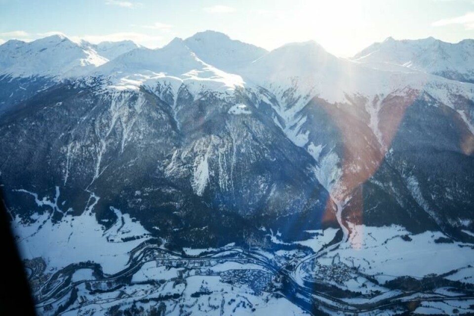 Bilder av snøskredet på fjellet Pointe de Cugne (midten) ved Val-Cenis i Frankrike, to dager etter at skredet fant sted. Fire norske skiløpere fra Alta folkehøgskole omkom i snøskredet onsdag.