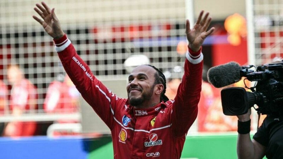En fornøyd Lewis Hamilton ble møtt med jubel fra tribunene etter sprintløpseieren lørdag.