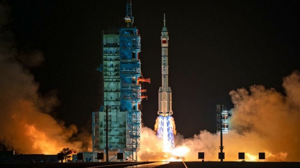 Bæreraketten med romkapselen Shenzhou-19 ble skutt opp fra Jiuquan-oppskytingsbasen nordvest i Kina tidlig onsdag morgen. Foto: Ng Han Guan / AP / NTB