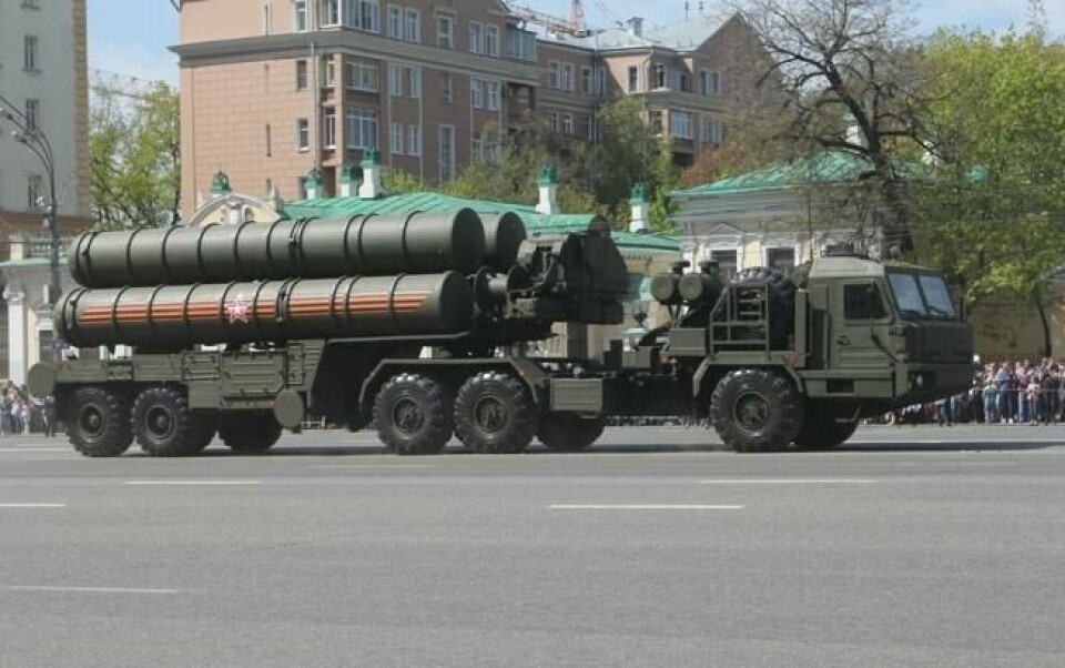 S-400 «Triumf» avansert luftvernmissilsystem utviklet av den russiske våpenprodusenten GSKB Almaz-Antej under seiersparaden i Moskva i 2015. S-400 «Triumf» avansert luftvernmissilsystem utviklet av den russiske våpenprodusenten GSKB Almaz-Antej under seiersparaden i Moskva i 2015. Foto: Соколрус / CC 4.0