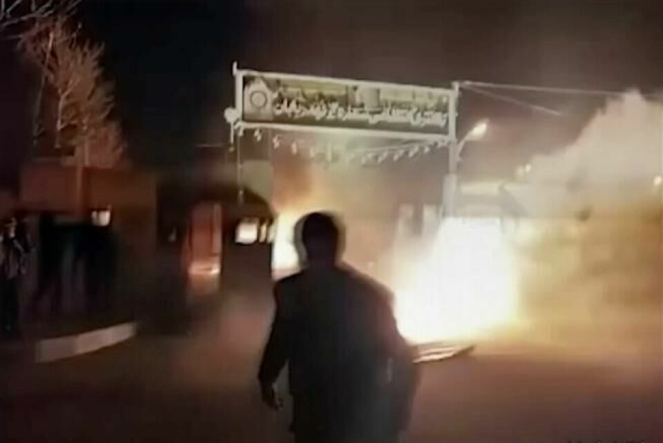 Angrep mot en politistasjon i Qahdarijan 2. januar 2018 under opptøyene i Iran. Skjermbilde fra en video nyhetsbyrået AP fikk tilgang til fra FreedomMessenger, et «uavhengig iransk nyhetsbyrå». Via Scanpix. Angrep mot en politistasjon i Qahdarijan 2. januar 2018 under opptøyene i Iran. Skjermbilde fra en video nyhetsbyrået AP fikk tilgang til fra FreedomMessenger, et «uavhengig iransk nyhetsbyrå». Via Scanpix. Foto: AP